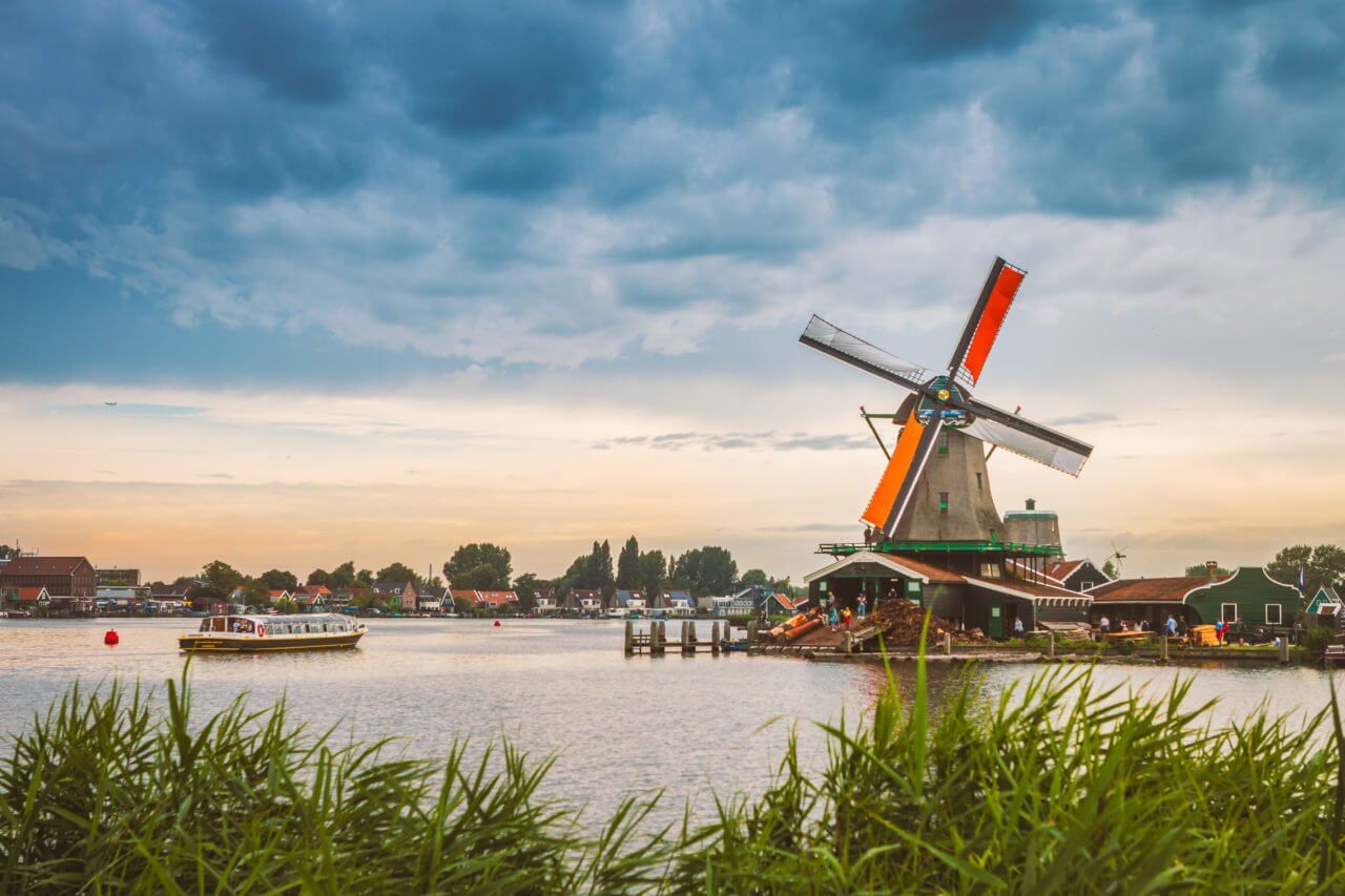Visiter les Moulins du Zaanse Schan en français à vélo