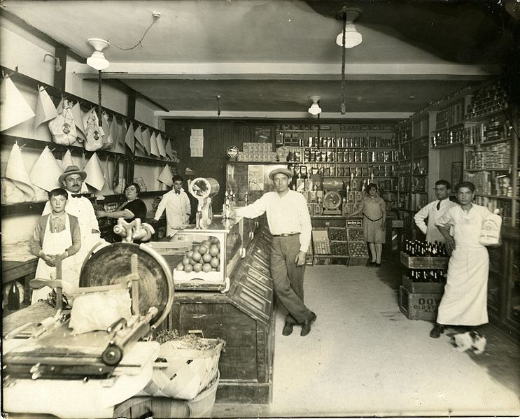 Intérieur de l'épicerie de M. Lembo sur la rue Dante à Montréal