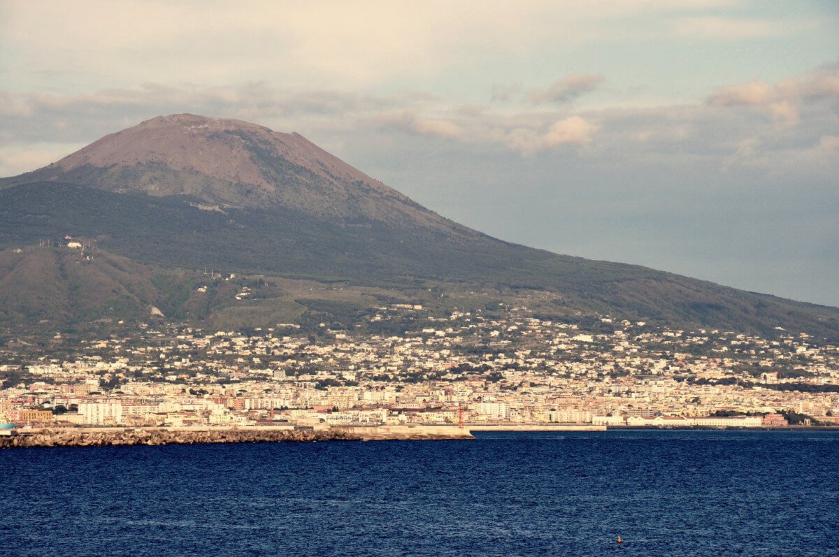 Ville de Naples et le Vésuve