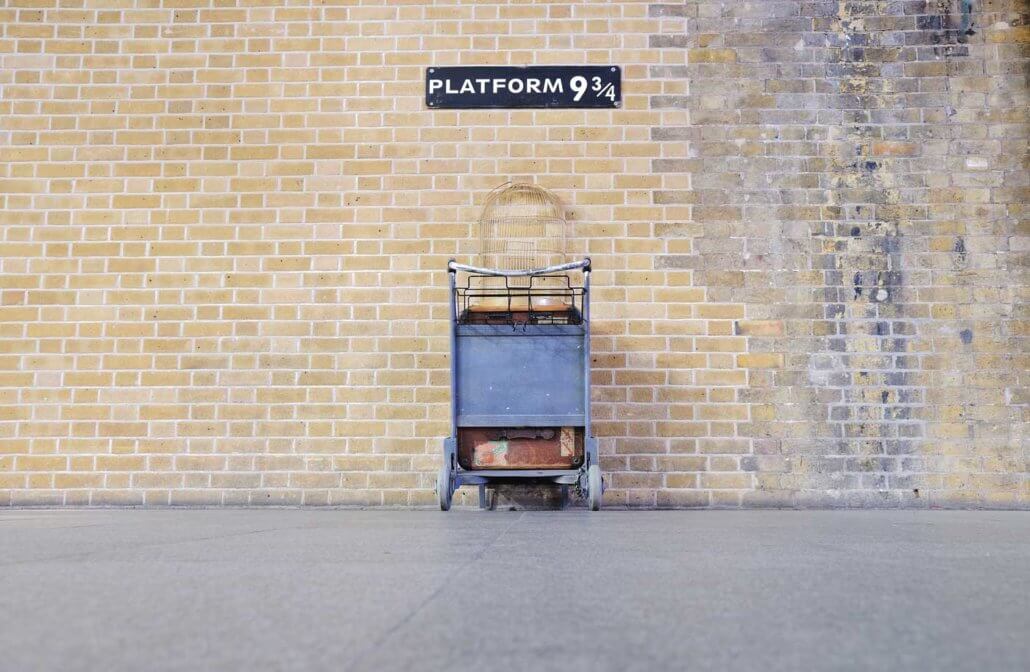 C'est la plateforme 9 3/4 Harry Potter situé à la gare de Kings Cross à Londres