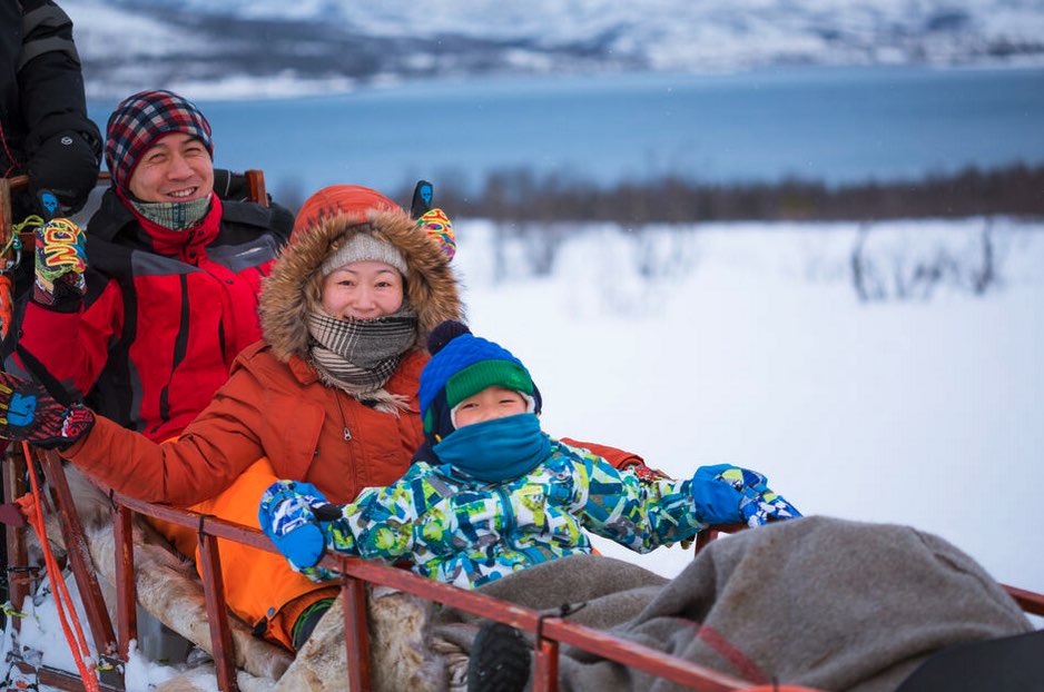 sortie-chiens-de-traineau-en-famille-enfant-en-tromso