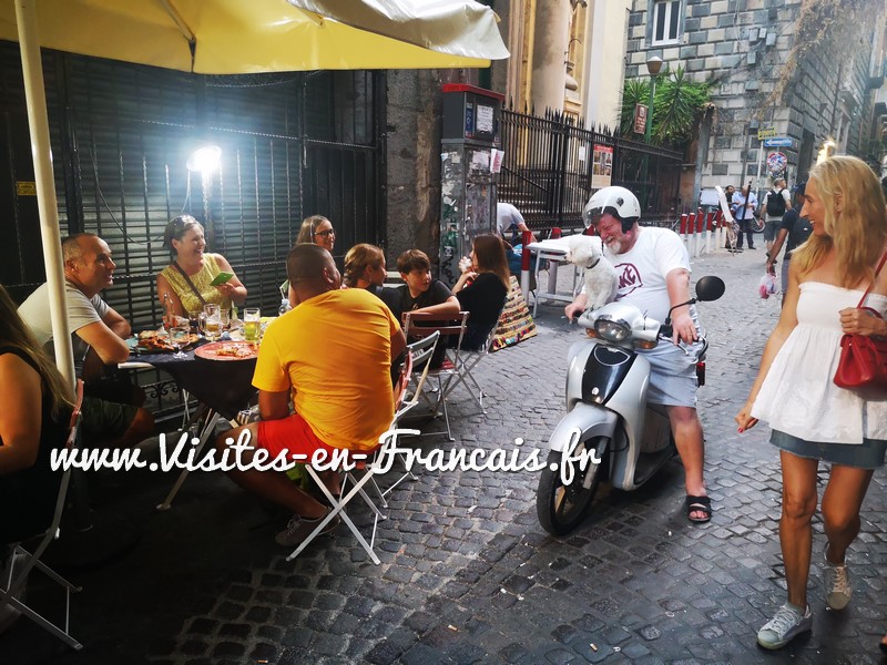 visite-rue-Naples-quartier-historique-en-francais