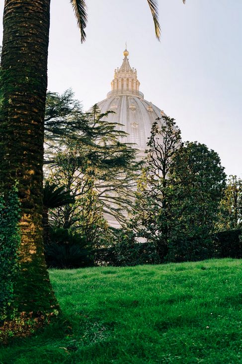 jardins-du-vatican-et-basilique-saint-pierre-en-hiver